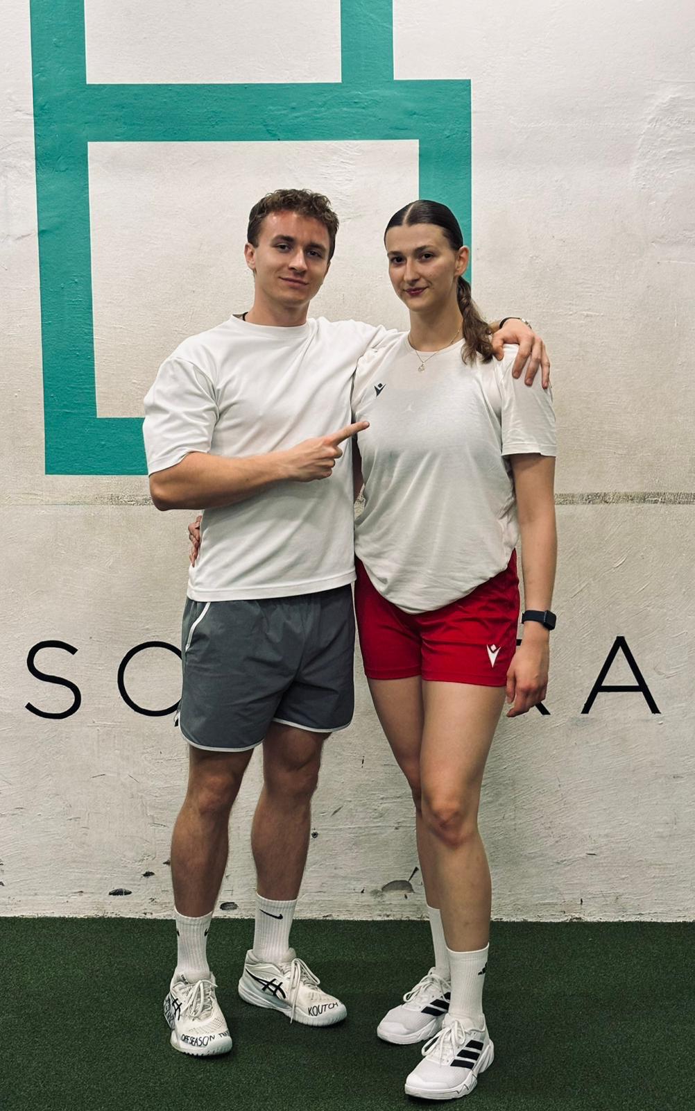 Športovci v gyme Off Season Training